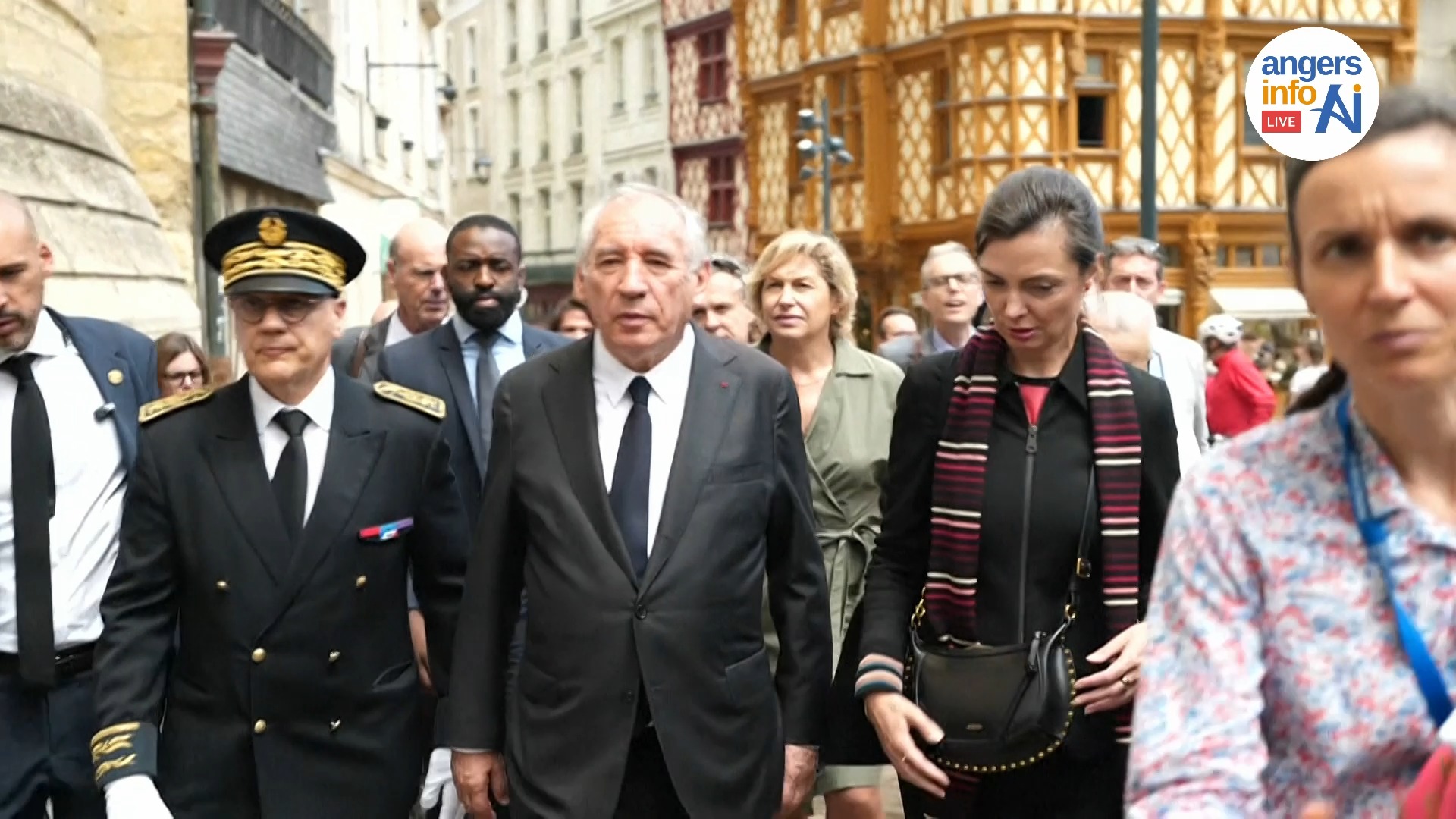 Le Premier ministre François Bayrou, accompagné de la ministre en ...