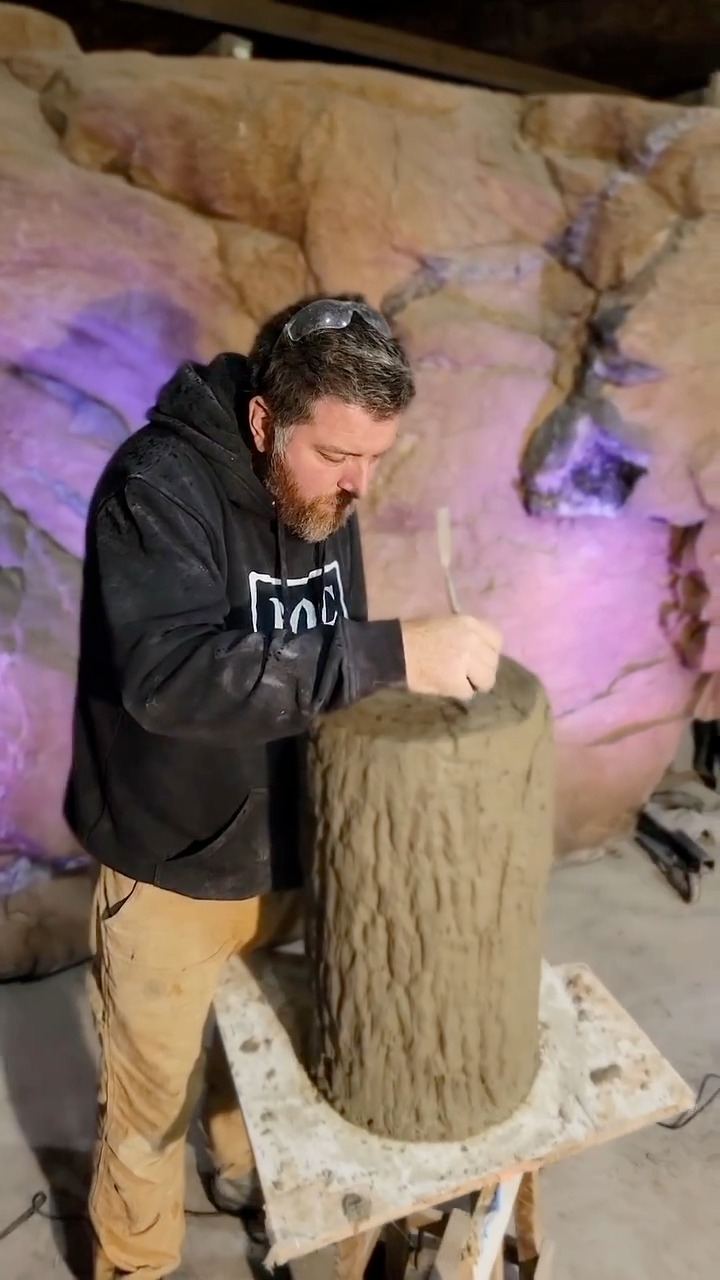 Carving faux wood texture using concrete 🪵 #carving #carve #artist #art ...