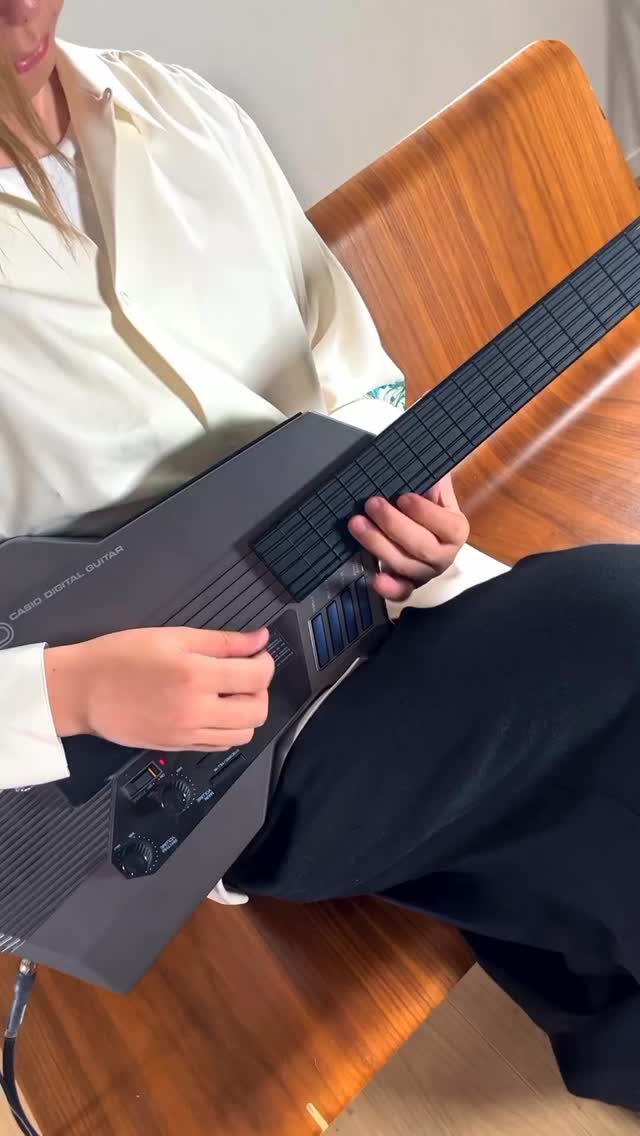 ichika_mo shredding the Casio DG-20 MIDI Guitar from the 80s