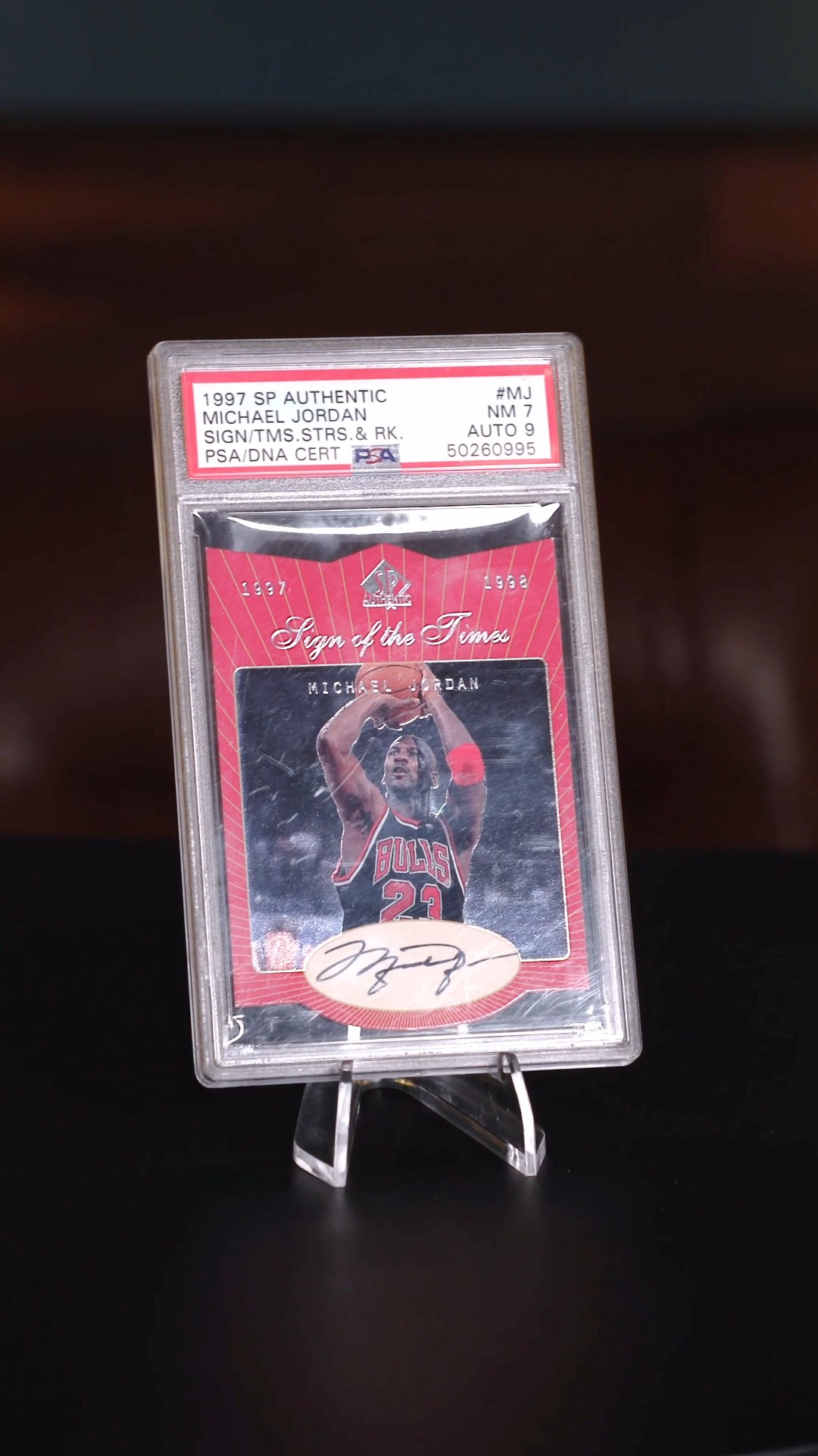One of Michael Jordan's rarest on-card autographs 🐐✍️ Find this