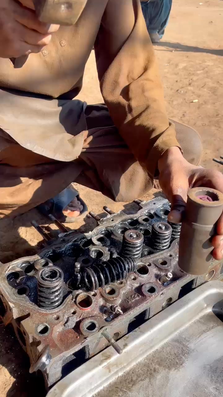 “DIY Valve Spring Removal – Mechanic Trick!”#viralvideo #foryou # ...