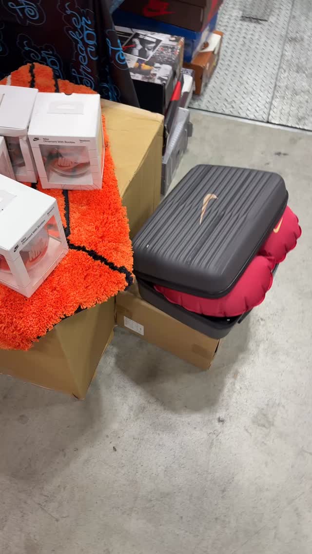 NIKE トラベルキット AIR JORDAN 限定 中国 会員 ナイキ Japan's got the best Nike promo things. Official Nike travel kit