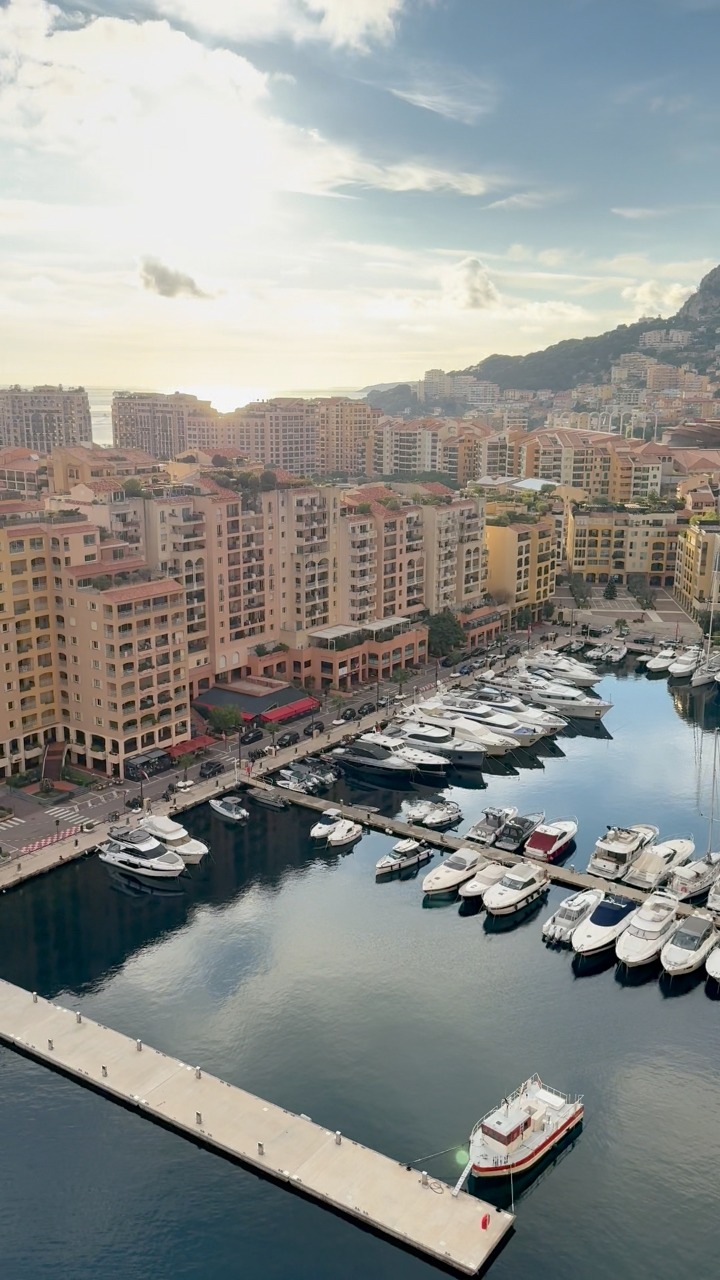 Monaco’s Fontvieille harbour in the early morning. Calm water, soft ...