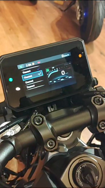 恒例のTFTカラー液晶メーターチェック！ 新型MT-09のタコメーターは4