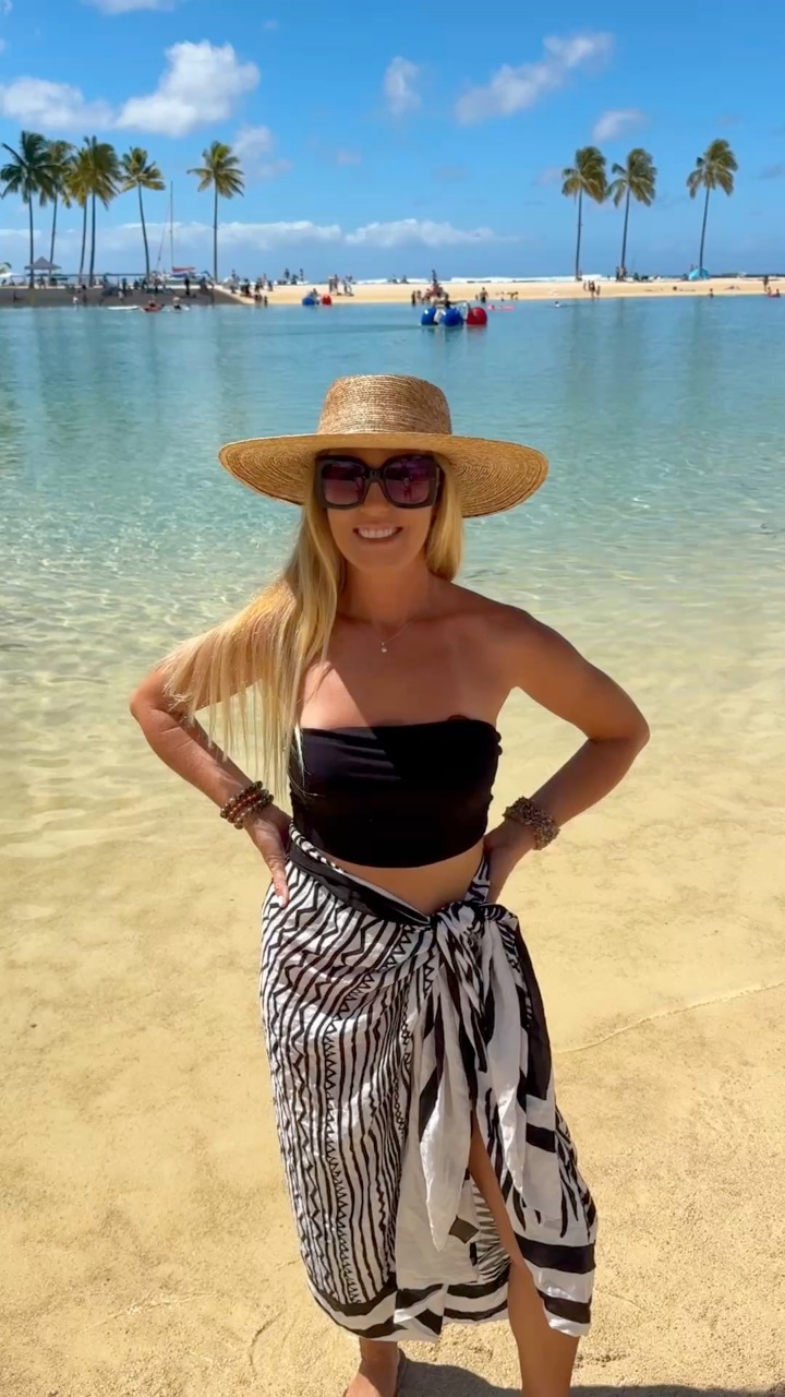 how to make a beach cover up dress Here’s fun that you can from a sarong! It will make a really cute vacation outfit. What do you think? #Sarong #pareo #resortwear #resortfashion #vacationoutfits group:cotton-poplin-eliza-dress backless black cocktail dress Size:us 4