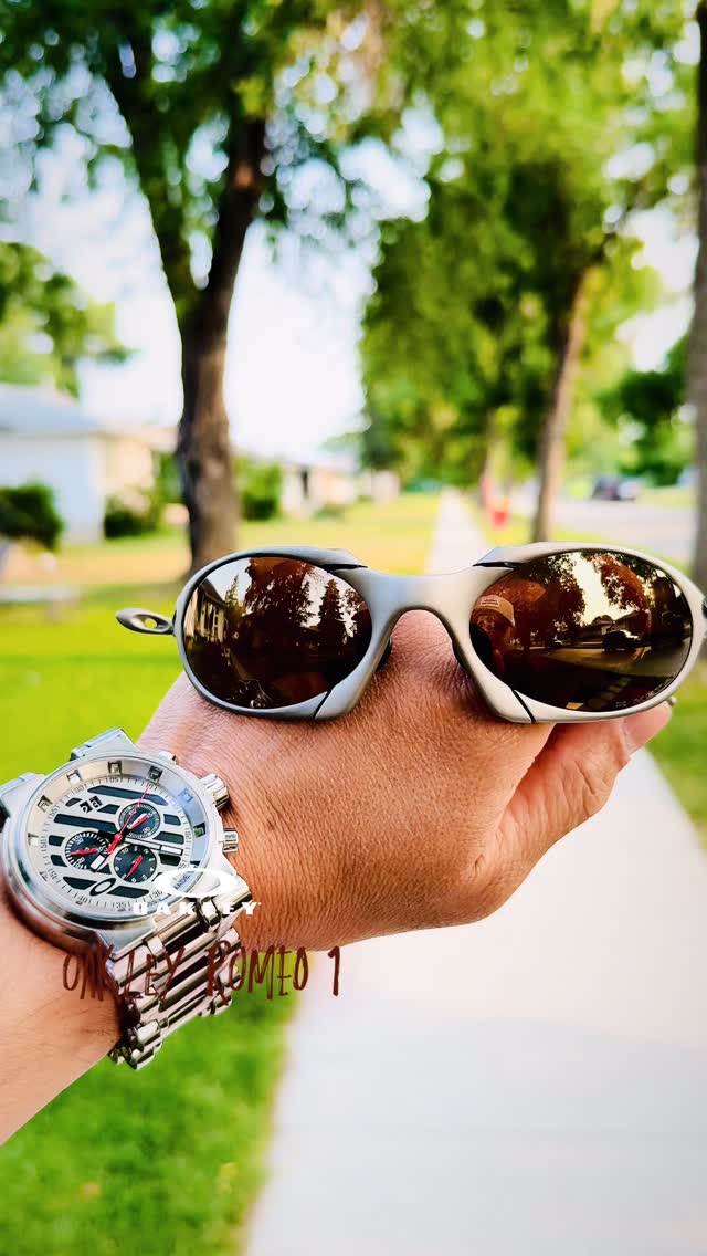 Released in 2004 and built from Oakley's O-Luminum alloy, the