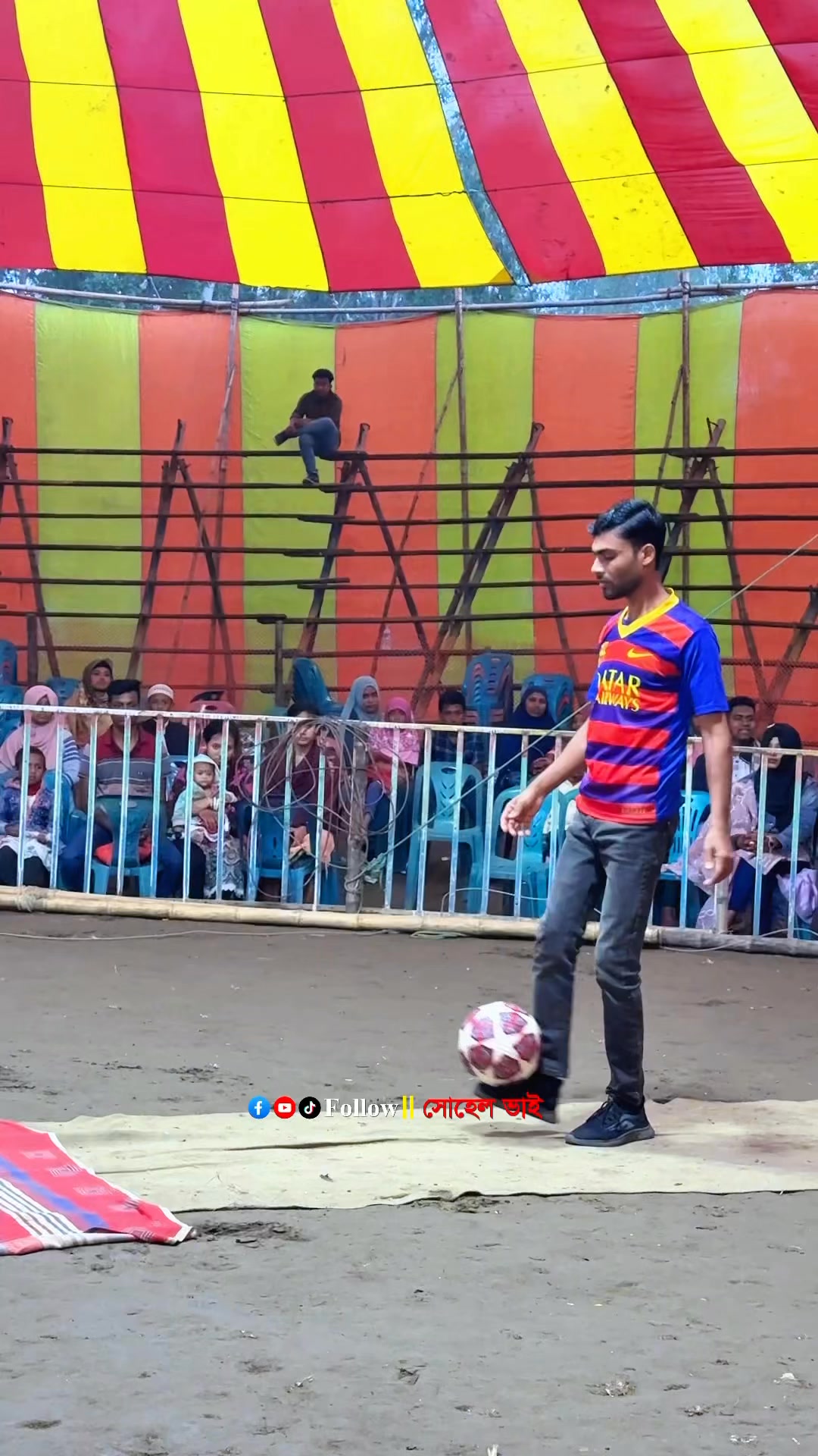 ২ ফুটবল ২ হাতে , মাথায় ১ টি ফুটবল , এক অসাধারণ ভাবে ঘুরালো এই যুবক #