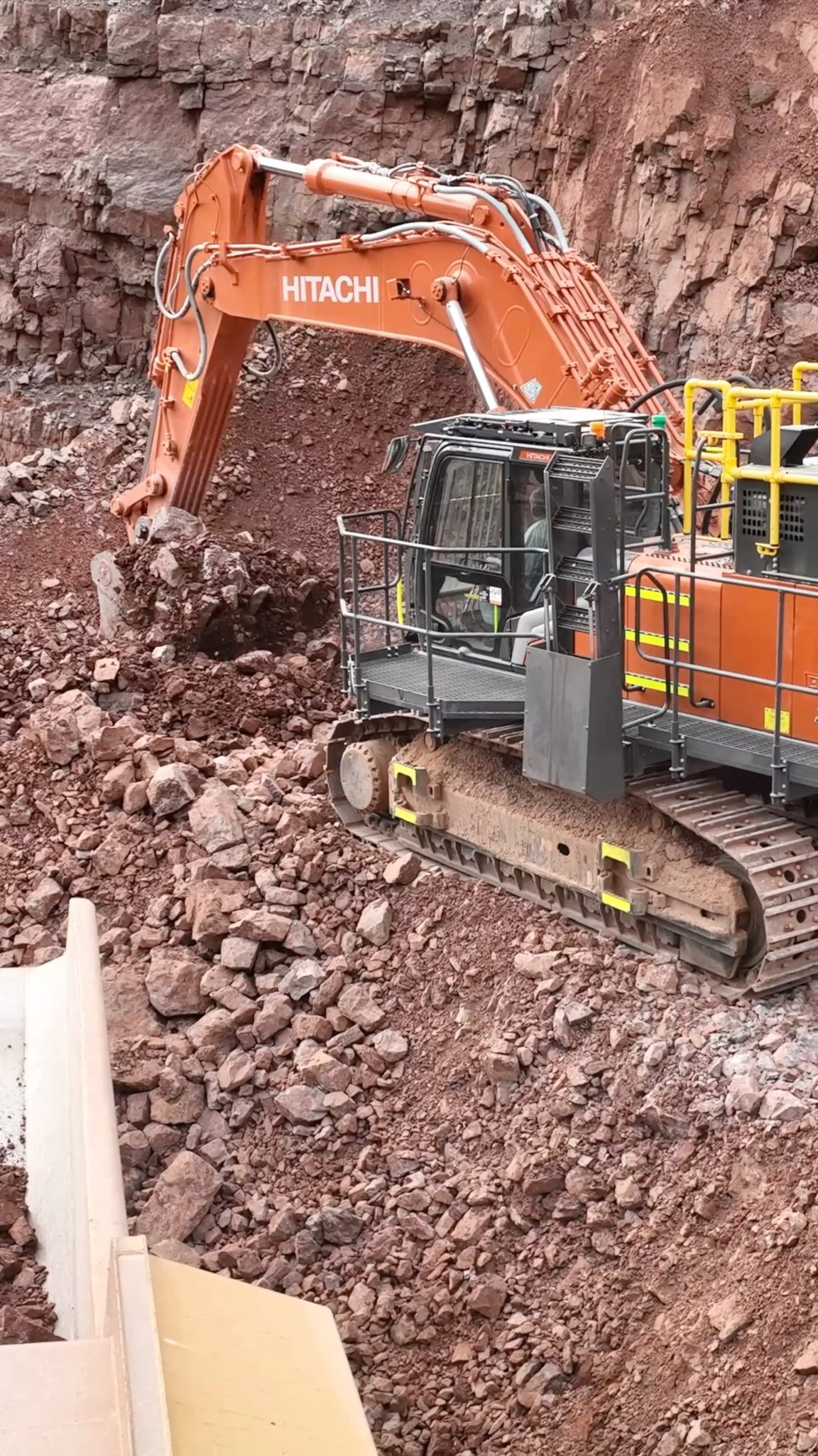 Hitachi ZX890-7 and Caterpillar 775G
