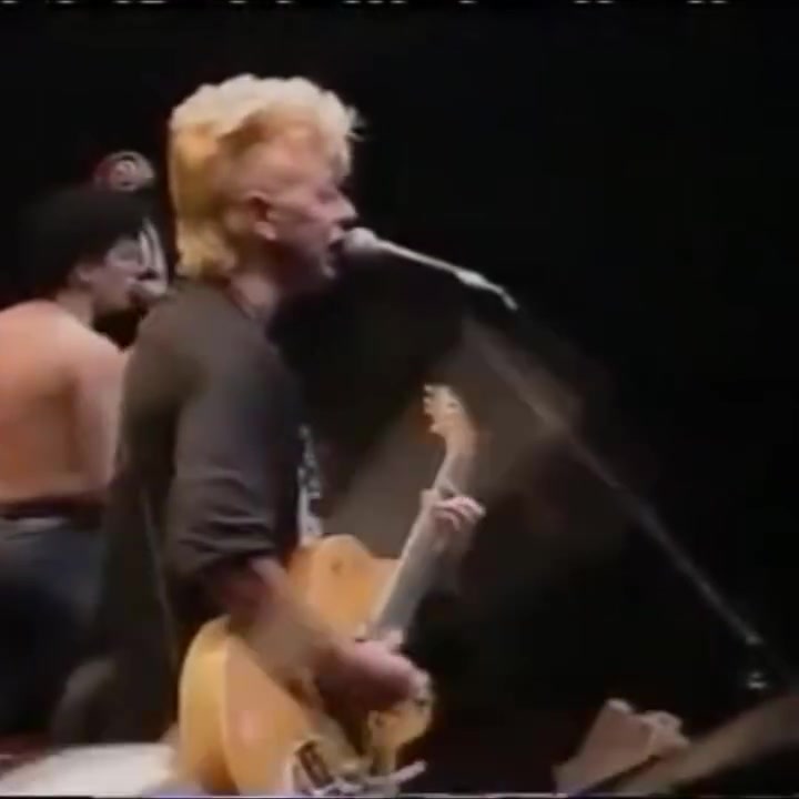 I FOUGHT THE LAW – TOKYO 1990 STRAY CATS The song was written in