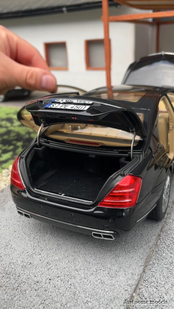 1:18 Autoart vs Motorhelix Mercedes W221. - Mercedes-Benz W221