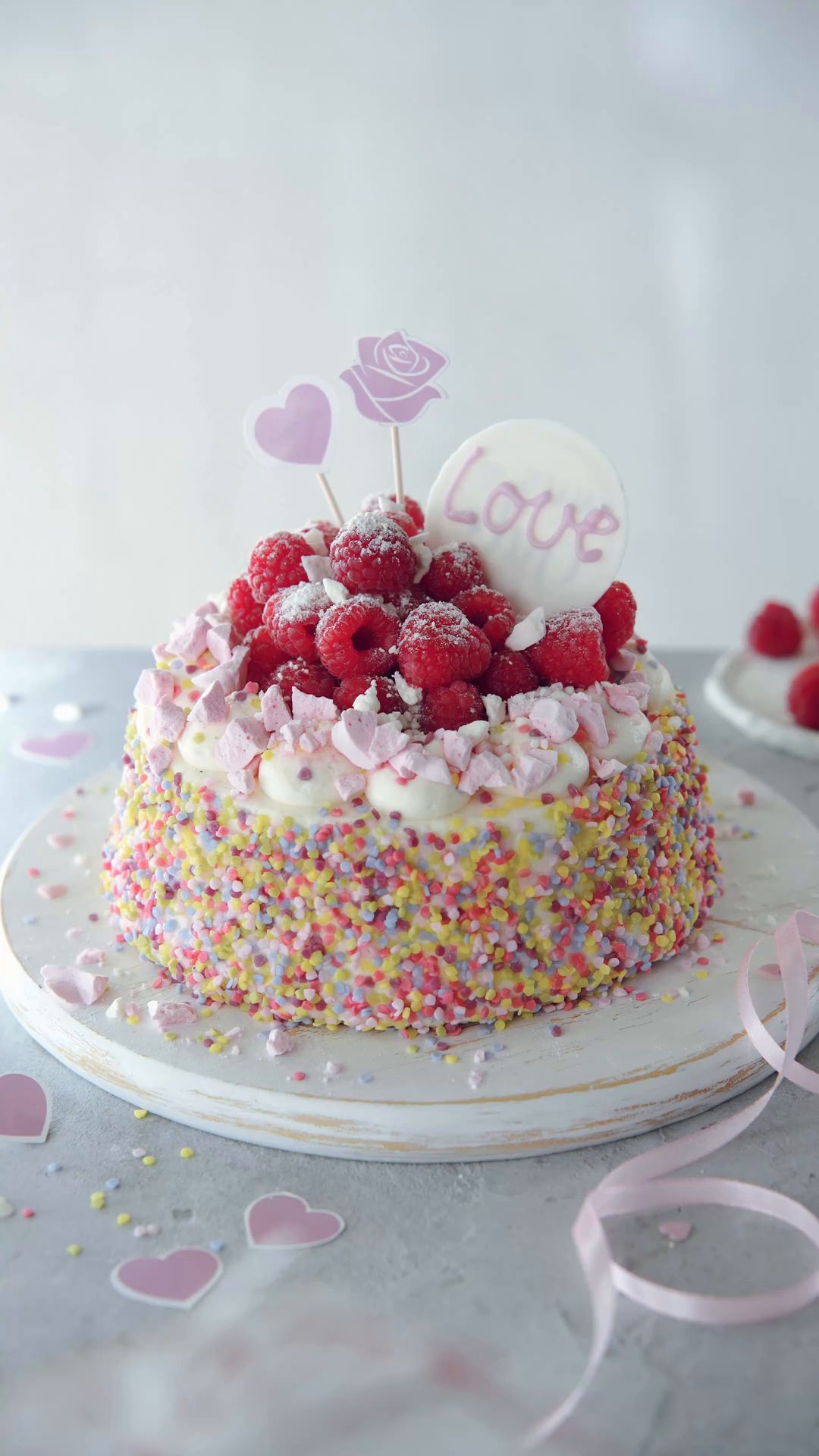 🍓✨ Ein Stück Liebe zum Verschenken. Wer sagt, dass man für WOW-Momente selbst backen muss? Diese fruchtige Geburtstagstorte mit Bourbon-Vanille kommt fix & fertig und mit ein paar Handgriffen wird sie