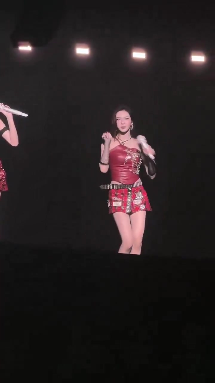 Ahyeon singing psycho acapella while Canny does the dance is something ...