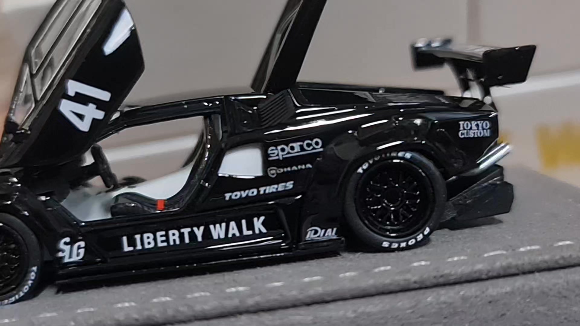 LBWK Lamborghini Countach #41 Car : Topart Scale : 1/64