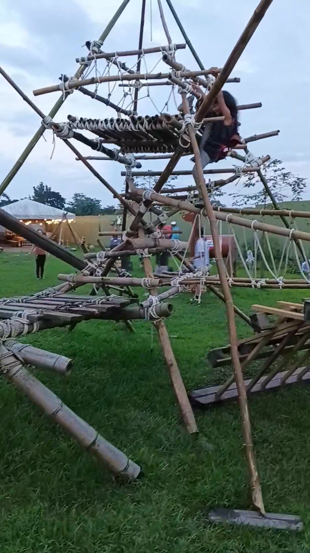 在卡稻農基地自己砍竹子，使用繩結做了一個瞭望台，小朋友興奮的介紹這個作品。 #竹結構 #綠建築 #永續建材 | 卡稻農－食農教育基地 ...
