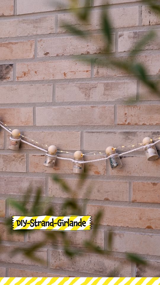 So bastelt ihr euch eure eigene wunderschöne Girlande im Strand-Stil. 🐚💡, 🛒 Ihr braucht bloß: , Kleine Gläschen , Sand , Kleine Muscheln , Holzperlen , Montagekleber , Ein Seil , Eine Lichterkette