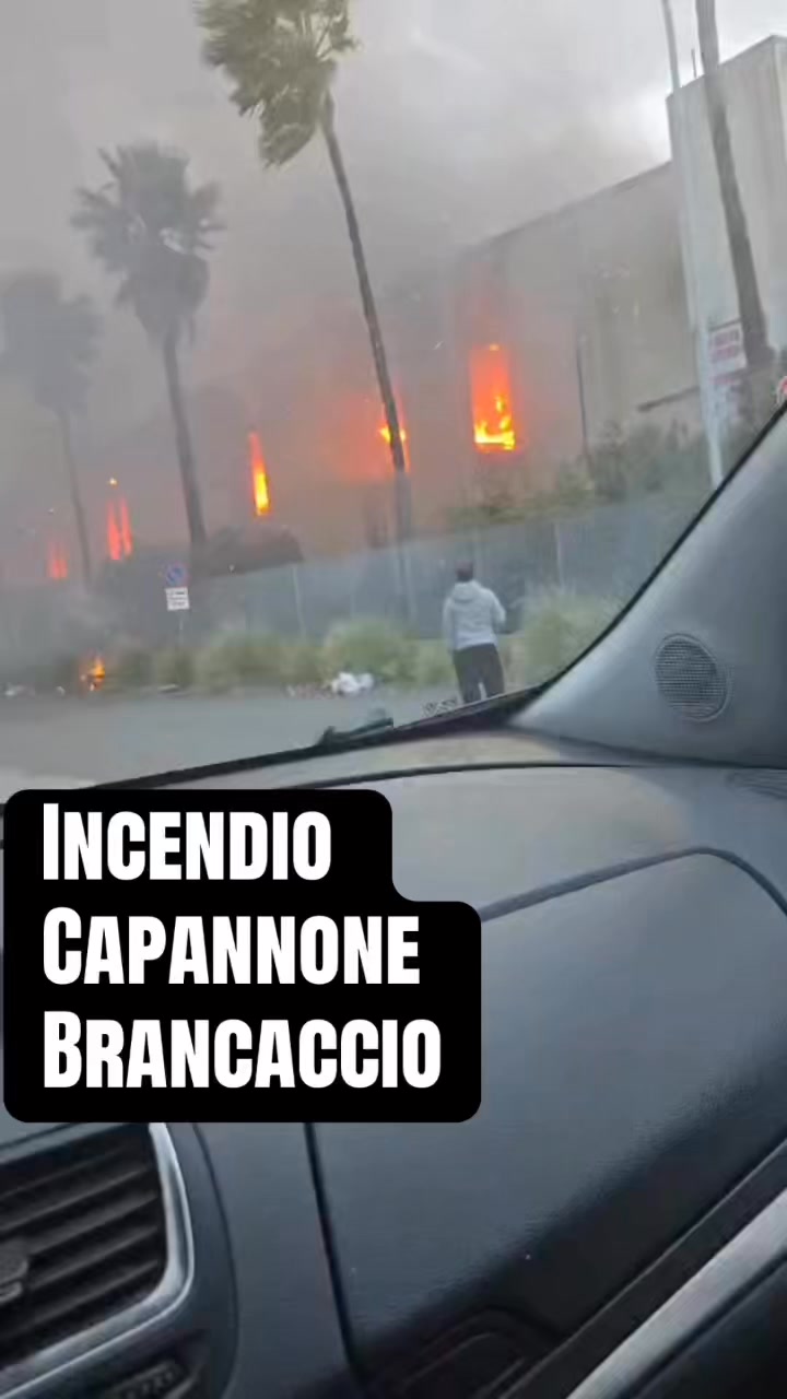 Incendio a Brancaccio, in fiamme un vecchio ristorante vicino al Forum ...