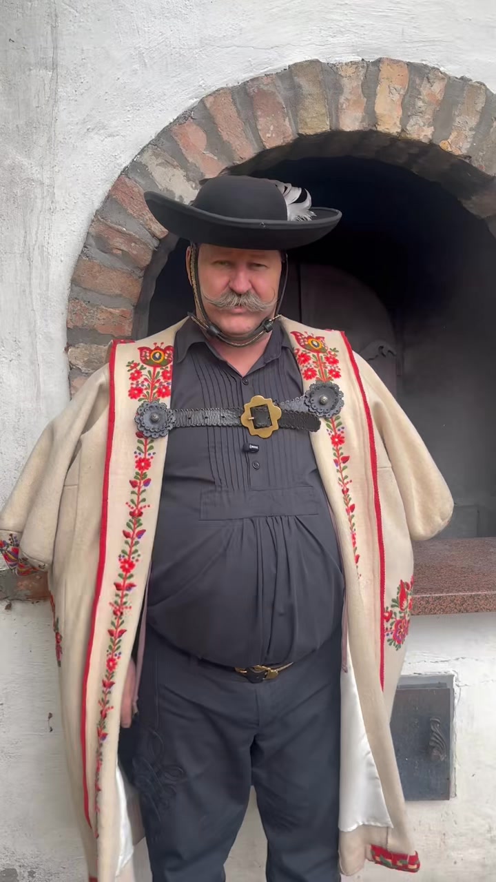 Luca-napi kotyolás! 🪑 Ismeritek ezt a régi, szép szokást? Isten ...