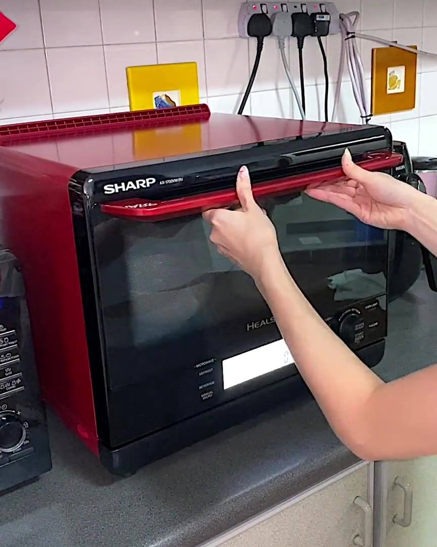 Watch Nicole Chang Min's cooking adventures with the Sharp AX