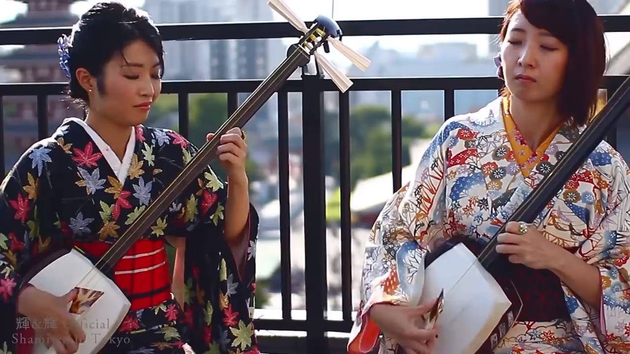 Asa: bass and beni: shamisen on WagakkiBand（和楽器バンド）