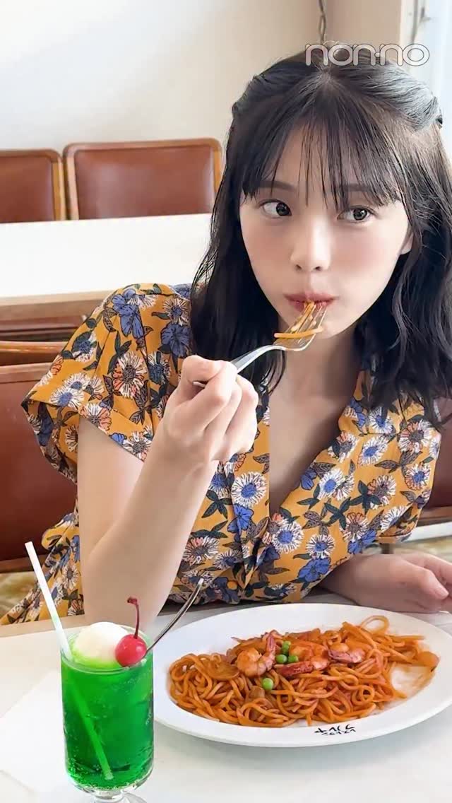 菊地姫奈カレンダーブック2026 のオフショット🎶 熱海のレストランでの