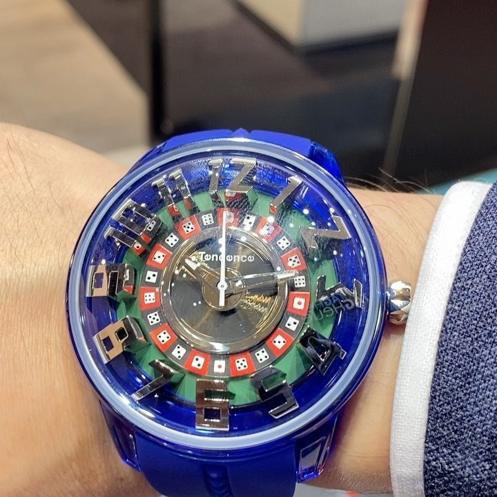オフの時計にどうでしょう？ ルーレットがついて遊び心があるモデル 
