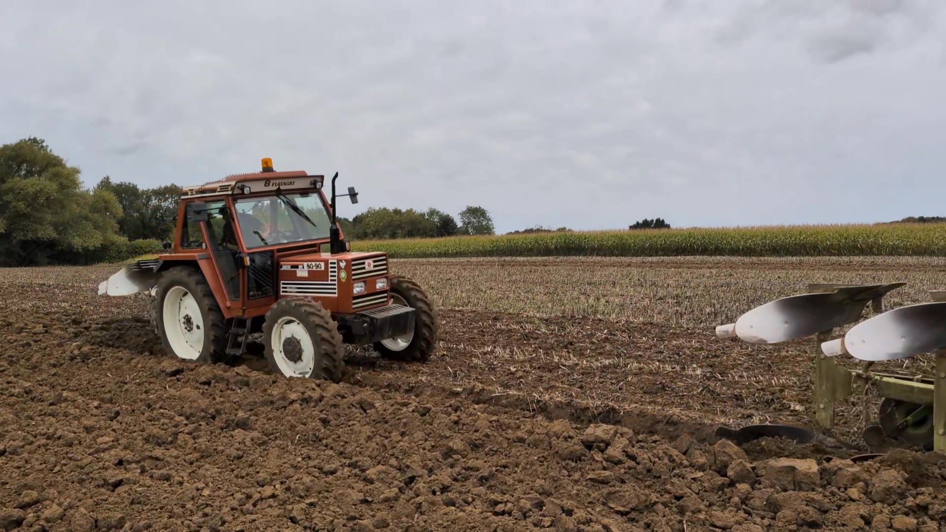 the-leverton-family-s-lovely-leyland-282-and-fiat-80-90dt-ploughing-at