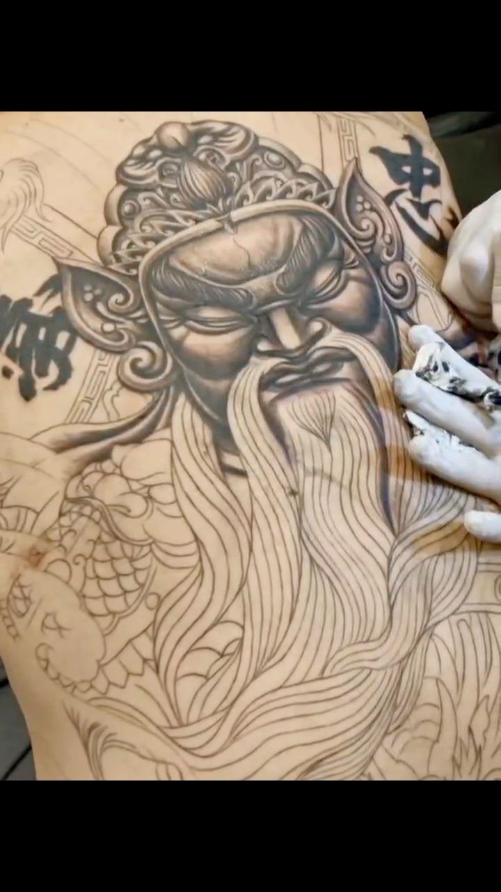 忠義雙全關老爺，第一刺就全背的帥哥刺青客，打霧依然穩的一匹，未完待續👌#台灣 #新竹 #東華路10號 #忠墨 #紋身 #刺青 #穿洞 #客製化 ...