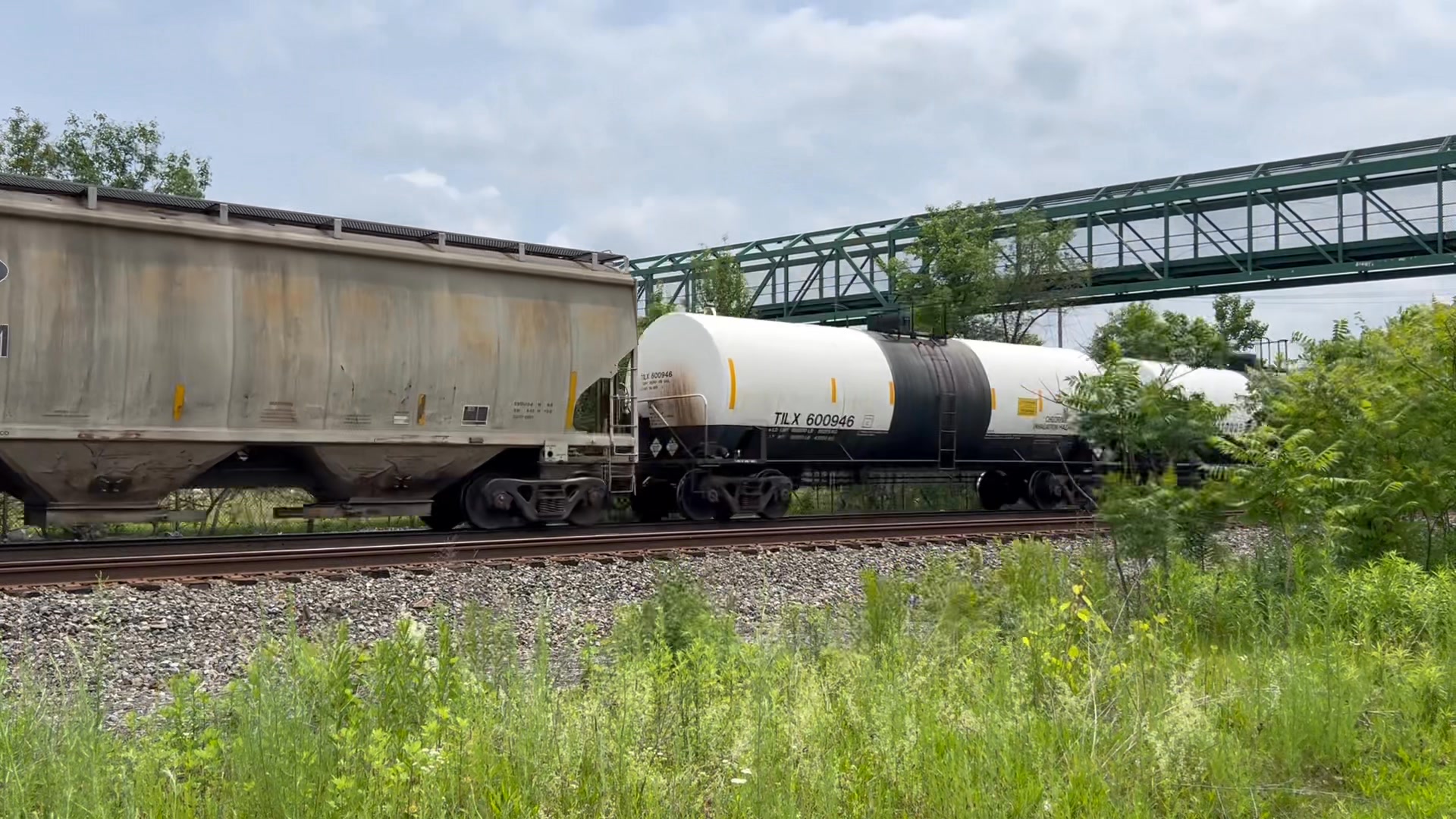 NS AC44C6M 3993 locomotive leads train 63v at Bennington Curve