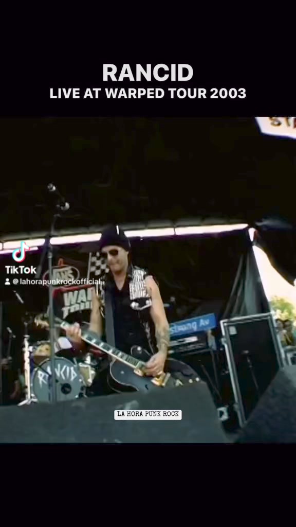 👊Tim Armstrong performs the Rancid classic 'Black Lung' with the