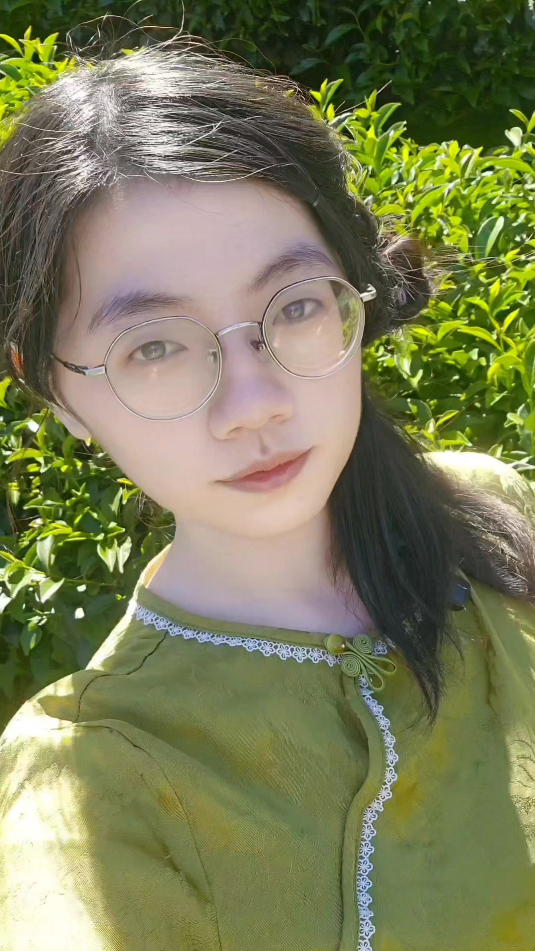 兵妹今天的任務：採茶、收茶、送製茶！ (額外任務：在陡峭的茶園滑倒😭) 喝茶真的不簡單！兵友們啊… 【找小兵頭家買茶吧】 📞電話訂購：0906 ...