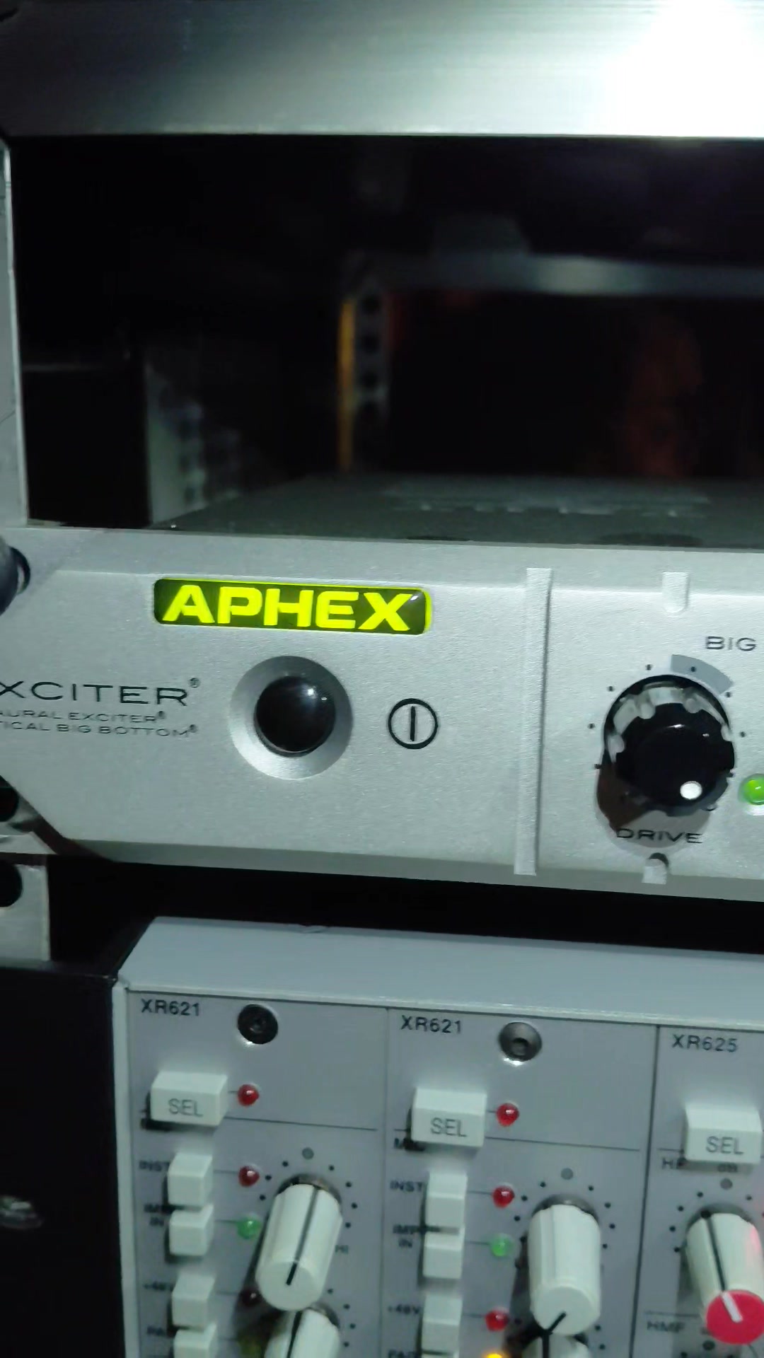 What analog mixing gear does Aphex Twin use?