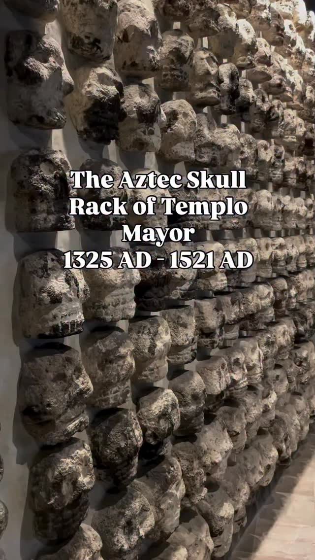 🇮🇹 SACRIFICI RITUALI AZTECHI. Questo “muro di teschi” in pietra aztechi ...