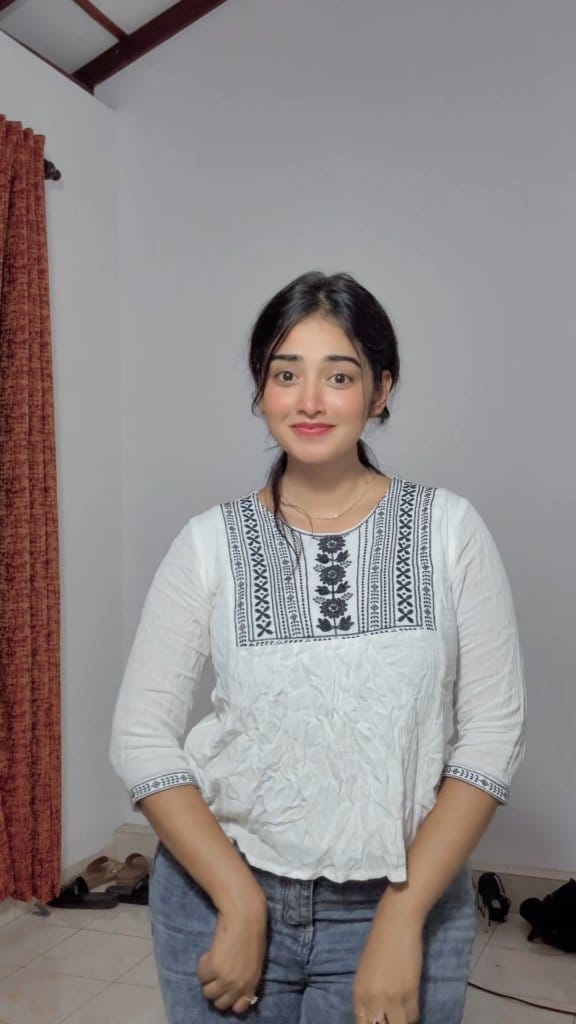 One more try🙈👀🙈...guyz btao apko meri smile kitni pyari lagti ha ...