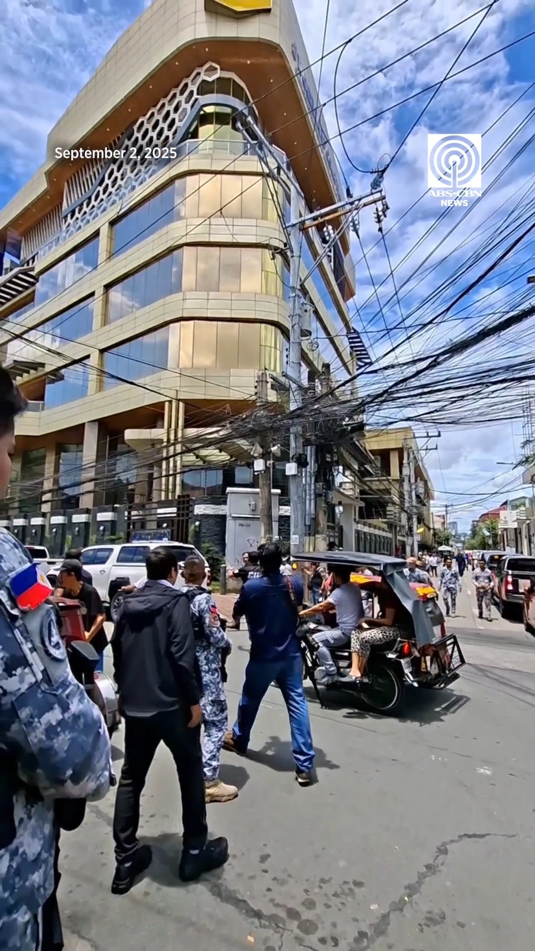Sitwasyon sa labas ng St. Gerrard Construction compound sa Pasig City ...