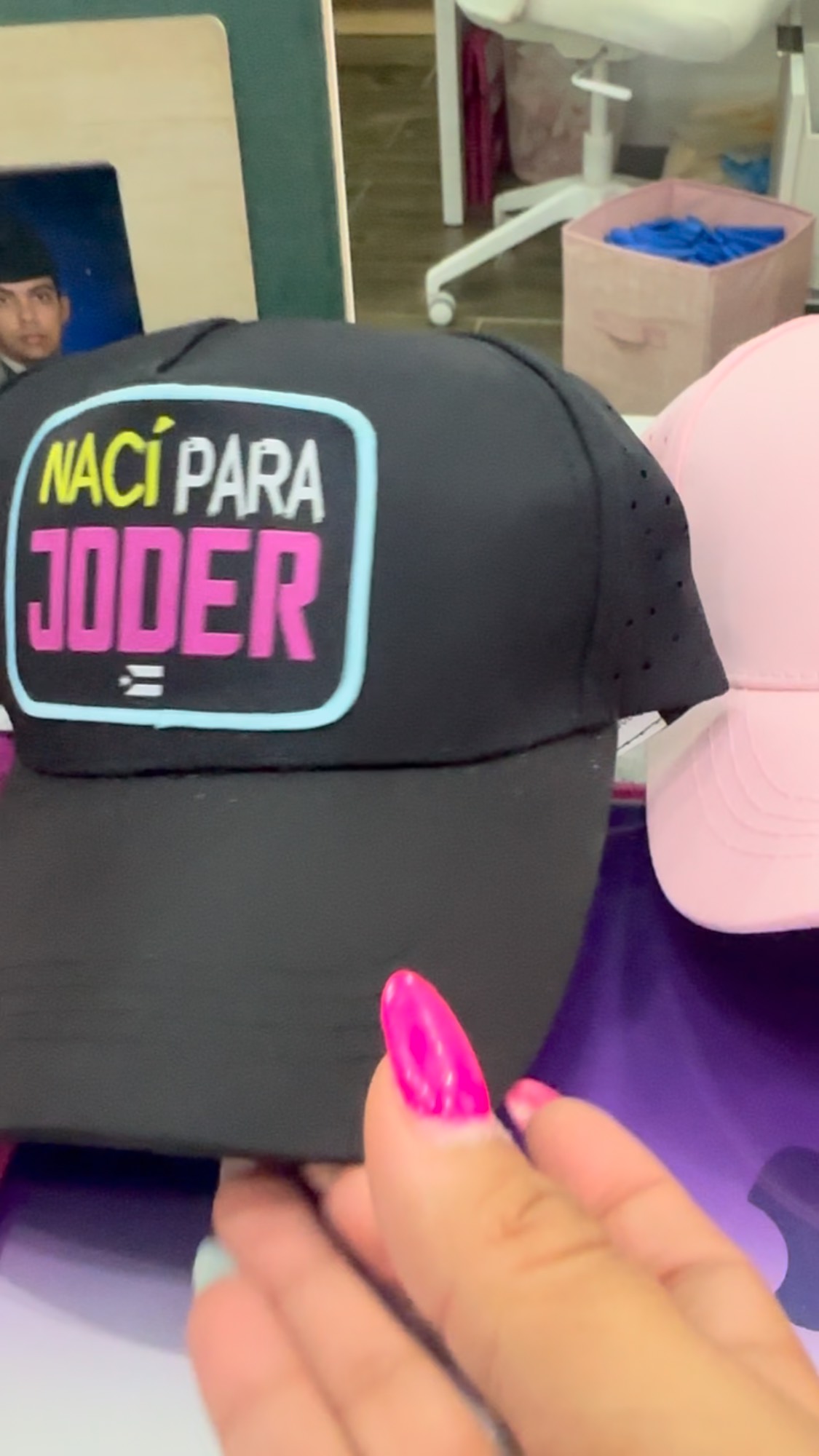 La primera gorra ya me daba poder: “Nací para joder” 👑😈 Pero ahora ...