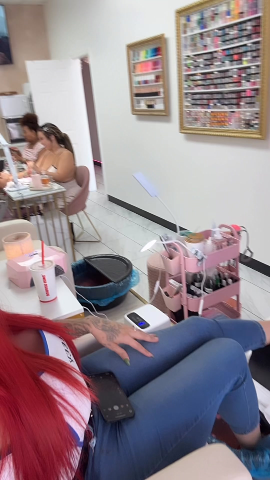 Estoy haciéndome las uñas en Jessica Rocha nails y me van a enseñar a ...
