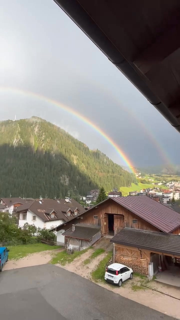 Corvara in Badia poco fa con un meraviglioso arcobaleno che incornicia ...