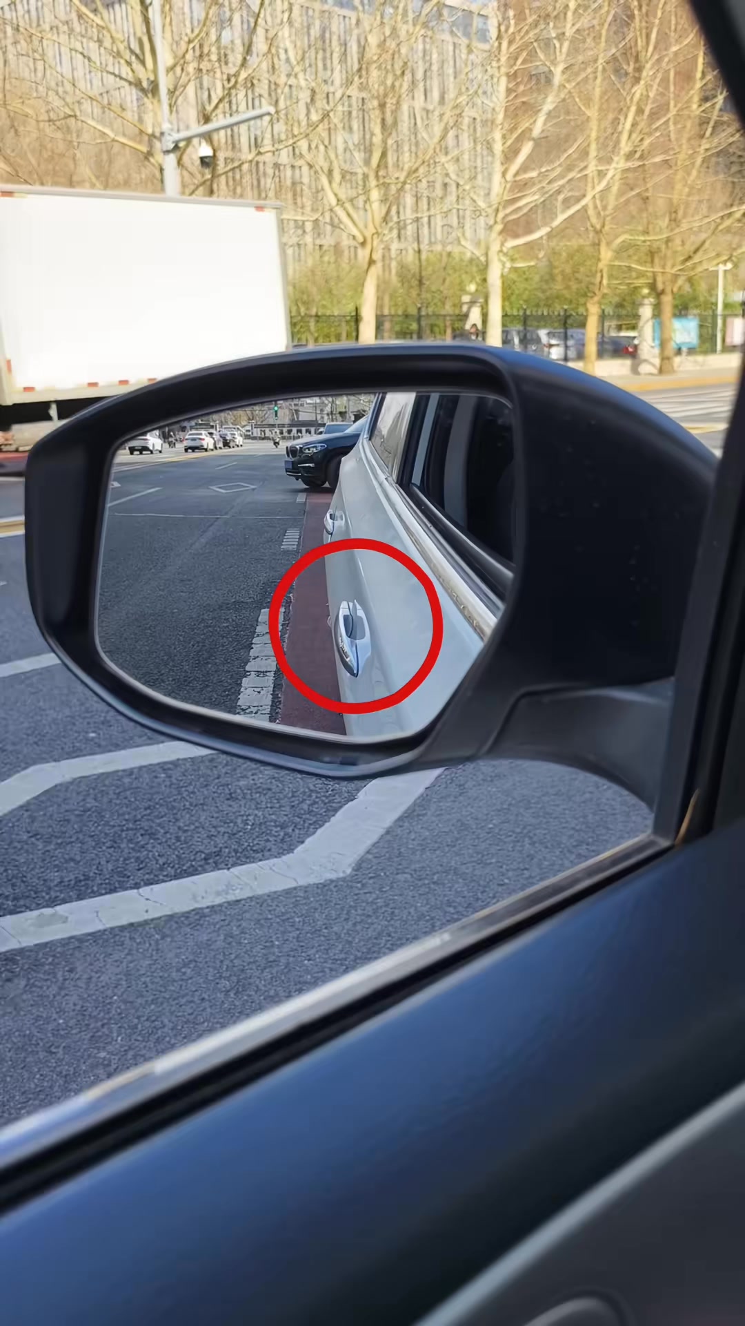 How to correctly adjust the rearview mirror to get the best view？# ...