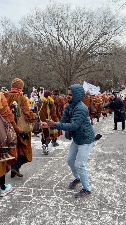 The Buddhist monks on their Walk for Peace from Texas to Washington DC ...