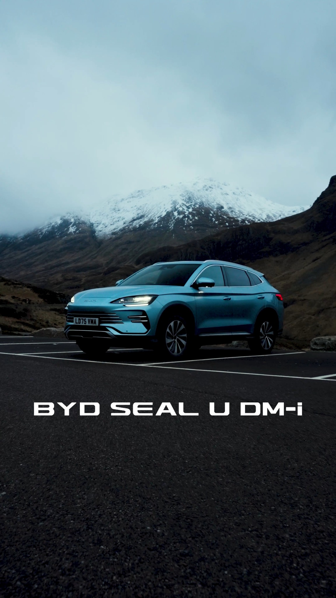 Snow on the ground. Control on point. The BYD SEAL U DM-i plays with ...
