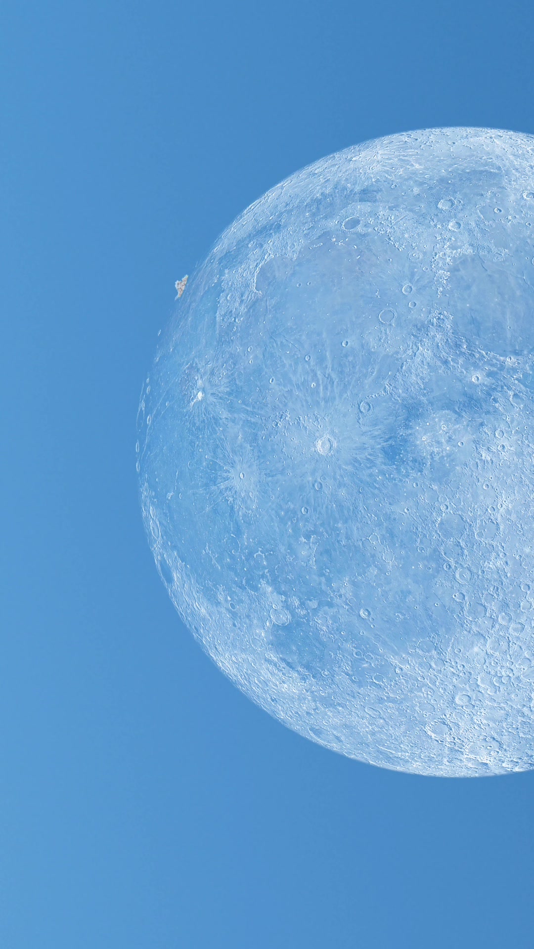 A mysterious object was caught hitting the Moon 🌑☄️ and no one is ...