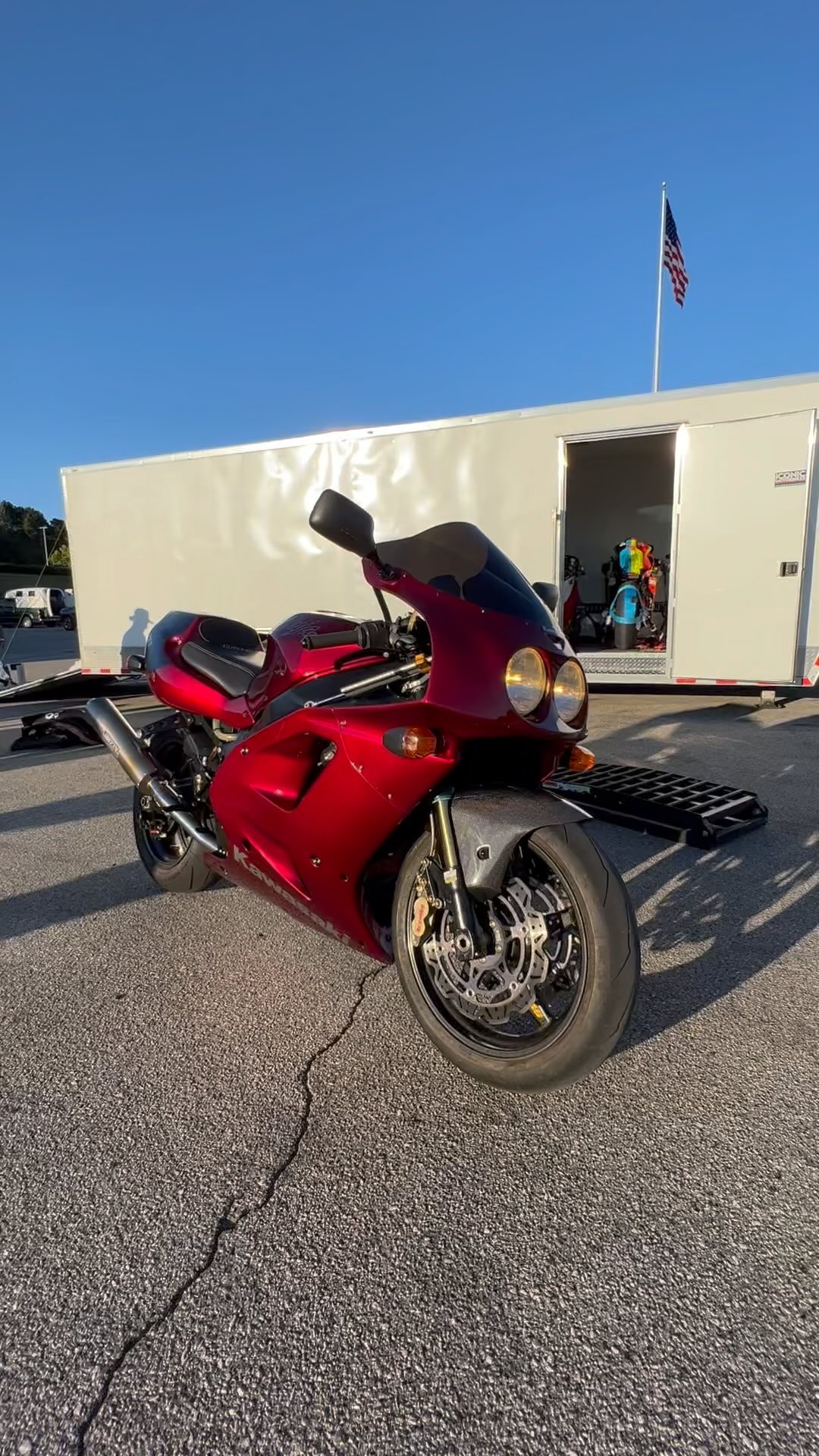 Isn't this ZX7R awesome!! . It belongs to Dee @thespacejammit and