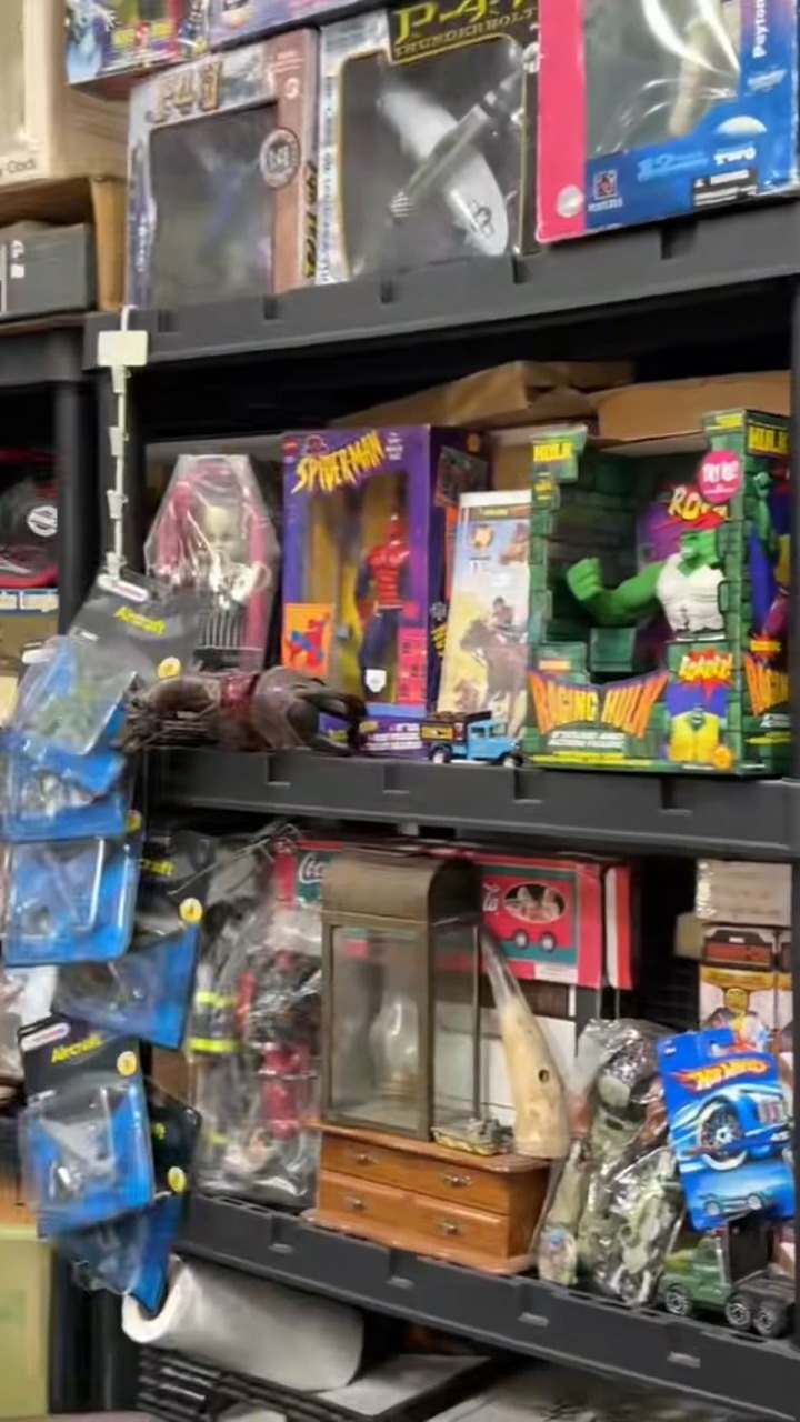 🎩📻 Old-school gems, rare finds, and timeless pieces—this booth is ...