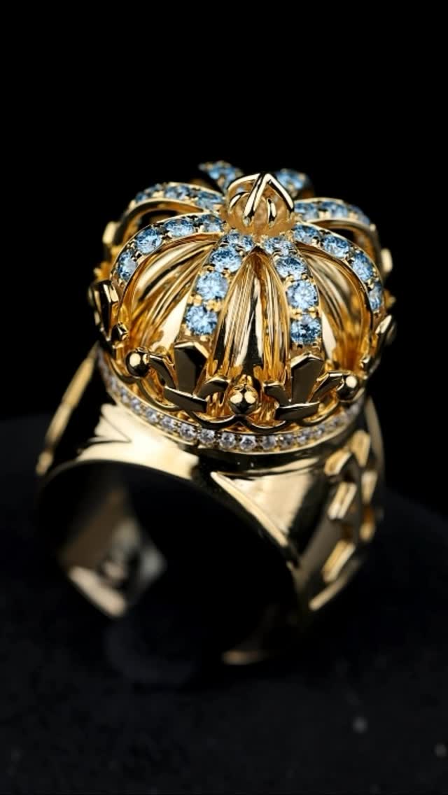 Royal Crown Ring 👑 A bold statement of power and elegance