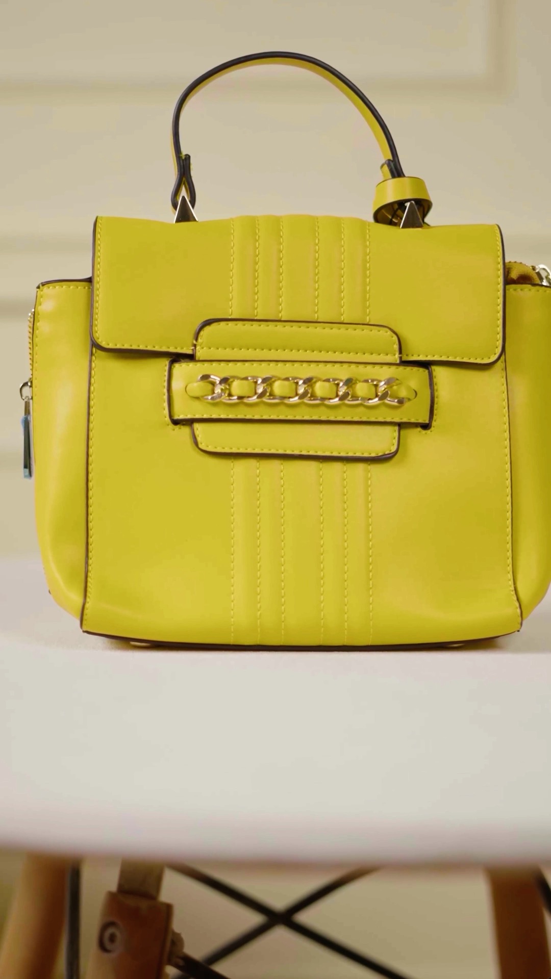 Big news 👀👜 The viral Anya Hindmarch universal bag has landed in