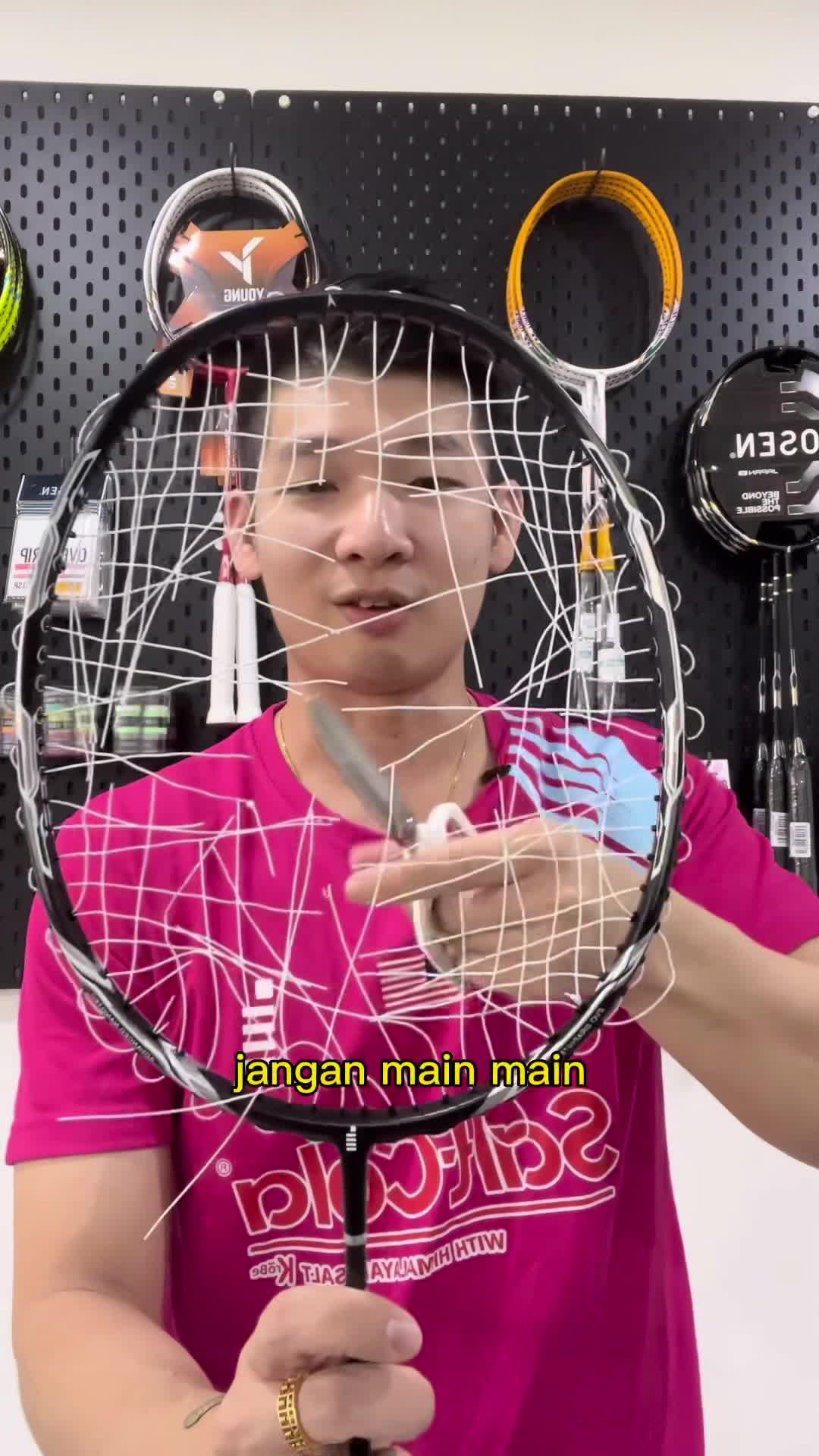 Jangan main main…racket tali putus mau gunting tak..mari kita tengok ...