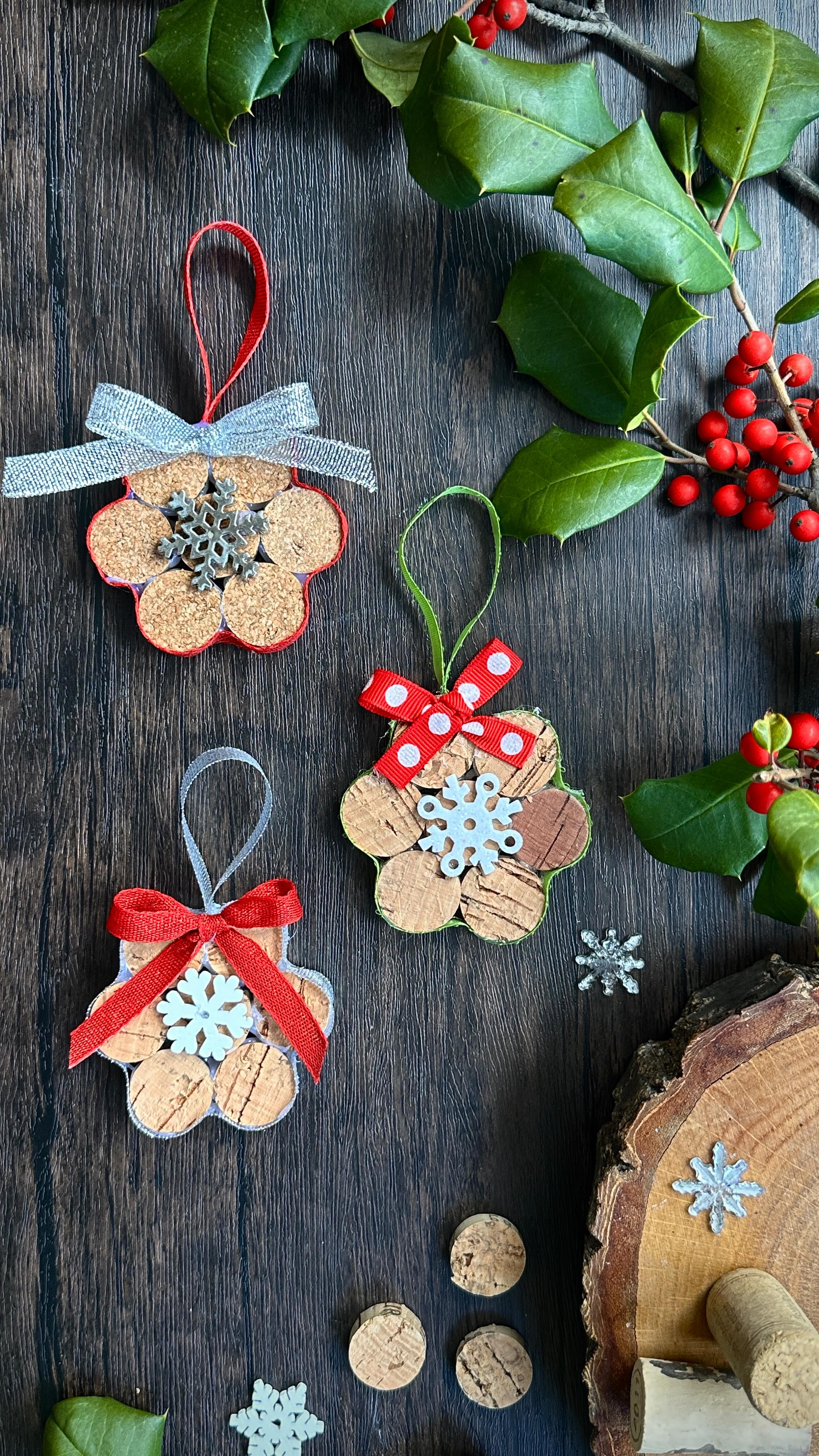 Cork ️ Snowflake Ornaments I used these wine corks, ribbon and hot glue ...