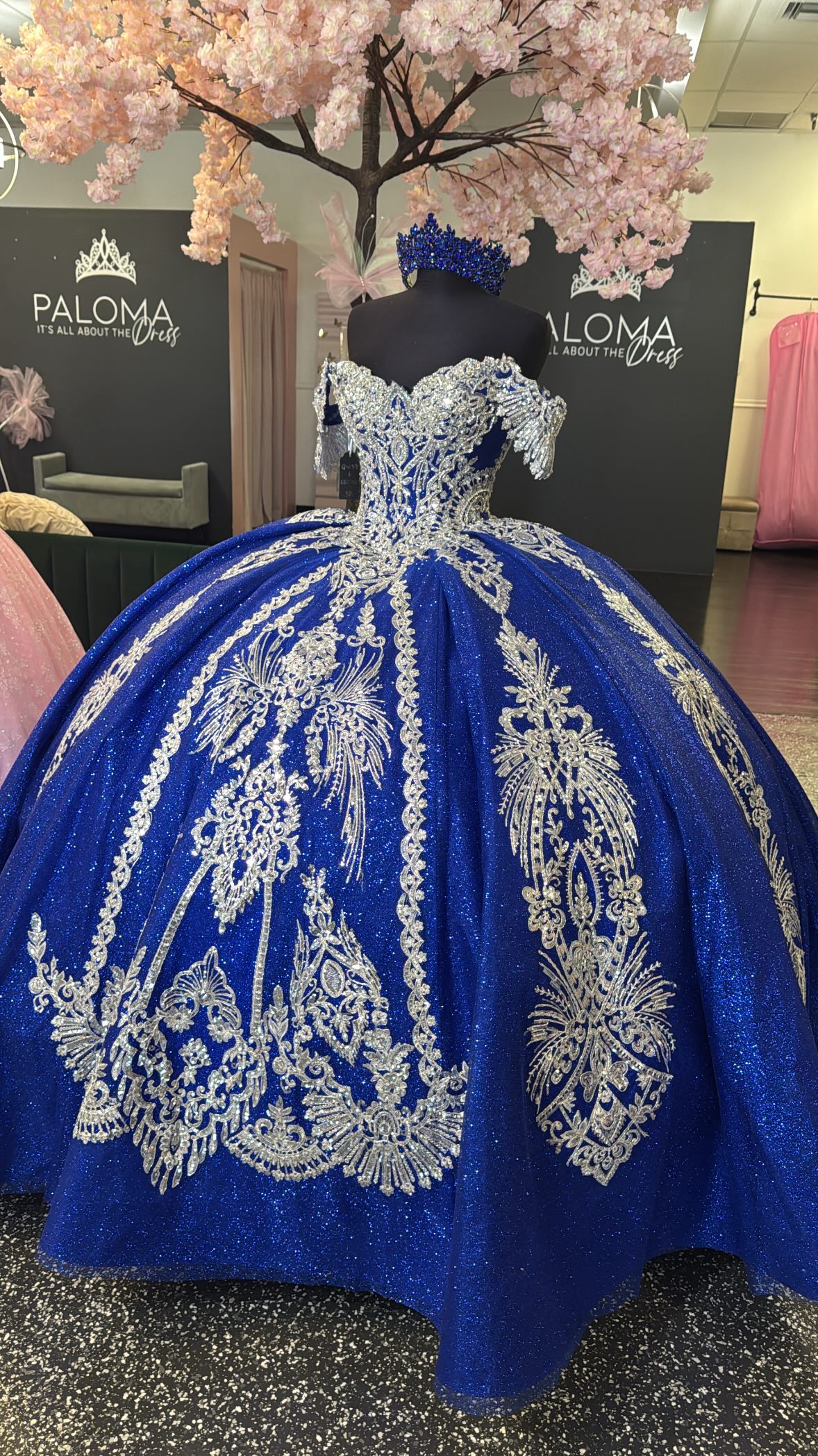 A partir del 8 de octubre ya aceptamos citas en nuestra nueva dirección., 💖 Ven a probar tu vestido de quince y vive la experiencia Paloma ✨, 📲 Reserva por nuestro link en Instagram o envíanos un 