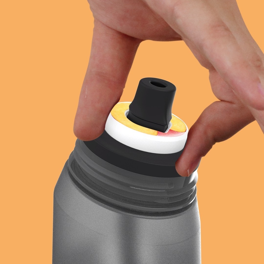 Anstatt mit Softdrinks Unmengen an Zucker und Kalorien zu dir zu nehmen, trinkst du mit air up Wasser. 💦 Der Geschmack lässt sich dabei im Handumdrehen aktivieren: PFIRSICH AN! 💦🍑 | air up