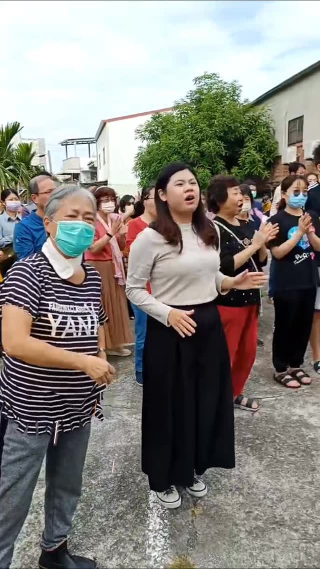 為主服事的身影，閃閃發光。 謝謝你們用行動愛神的家。 #感恩節大掃除 #神的家 #大光教會 #充滿感謝 | 大光基督長老教會 | Facebook